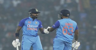 ১০০ রান তাড়ায় ভারতের কষ্টের জয়